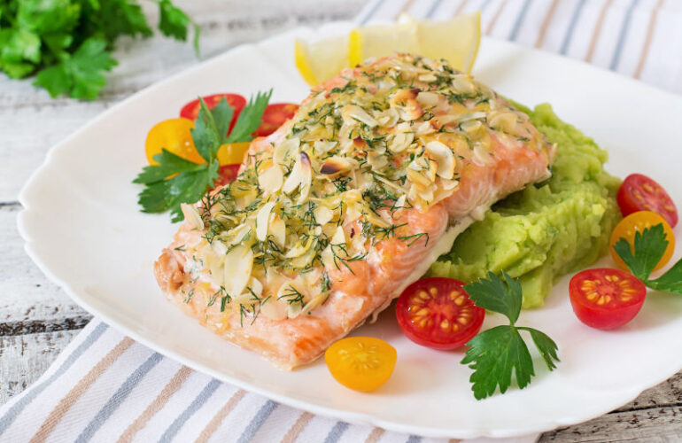 Salmone al forno in crosta di mandorle