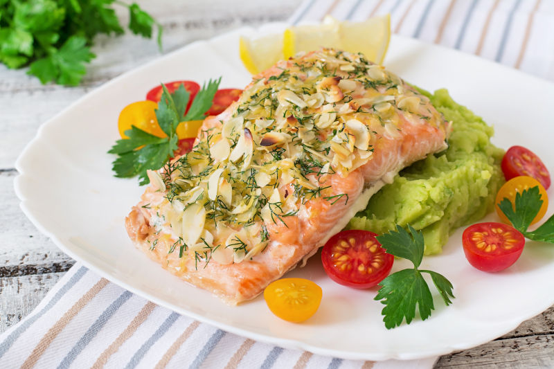 Salmone al forno in crosta di mandorle